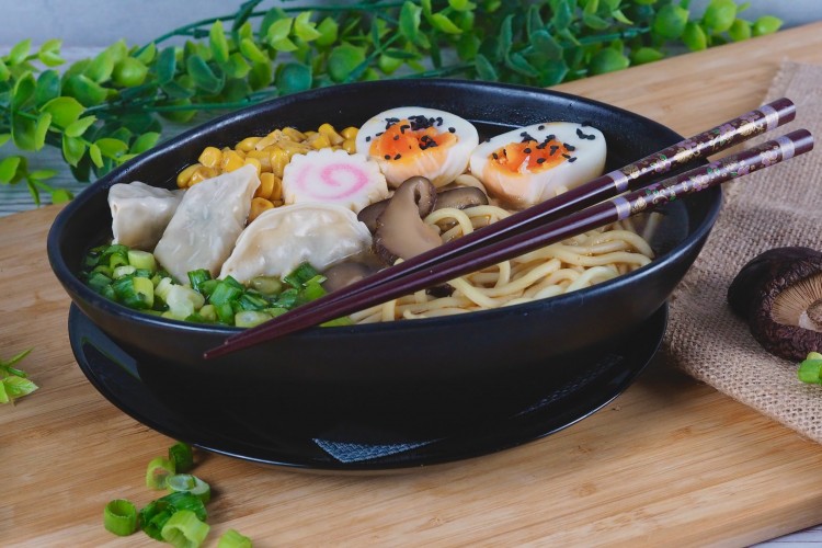 Vega Ramen zöldséges gyozával Vega Ramen zöldséges gyozával