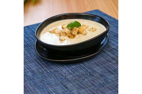 Téli leves: Fokhagymakrémleves sajtágyon krutonnal